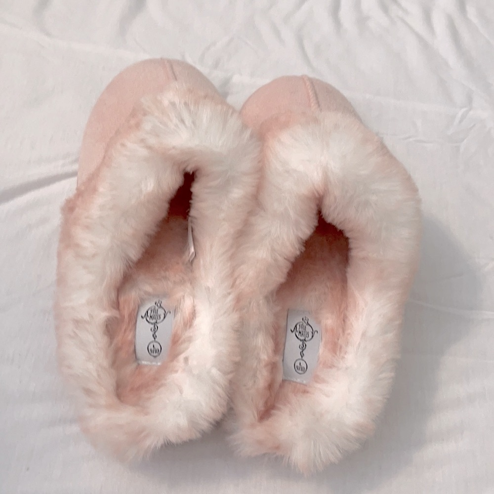 Pink house slippers NWOT size L (9/10)